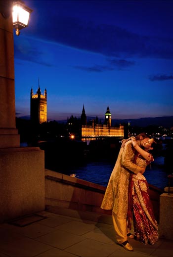 London Bride and Groom on river Thames